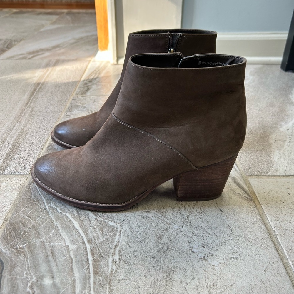 Blondo Women’s Nelli Waterproof Brown Nubuck Block Heel Ankle Bootie Size 10